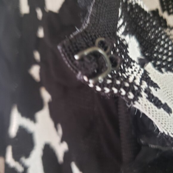 St John Couture Jacket/Sweater size 6 golden buttons and hidden hooks - Picture 10 of 15